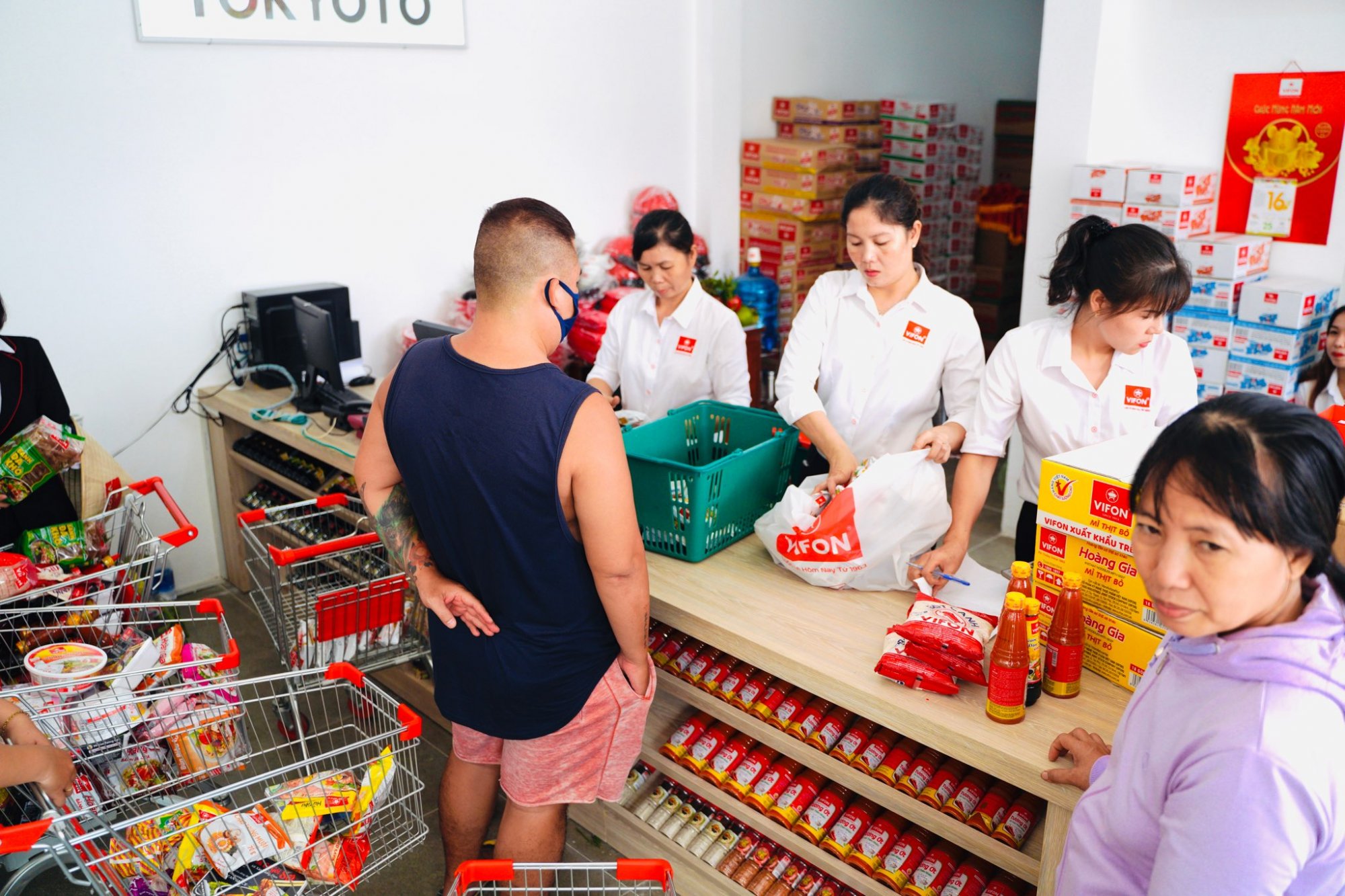 05.khach-hang-mua-sam-tai-VFM